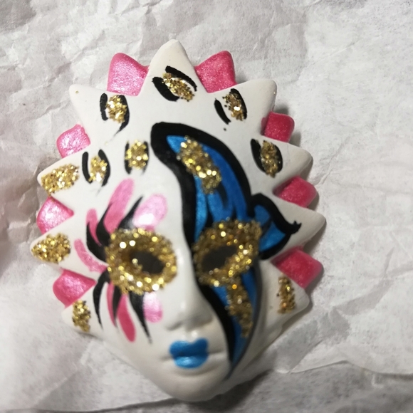 Vintage Mardi Gras pin - Picture 4 of 5